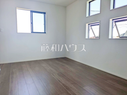 10号棟　居室　【富士見市大字水子】
木目が美しいウッディなフローリングの居室は、穏やかで心安らぐ空間となるでしょう。　／撮影日2024/09/02