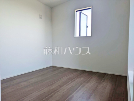 10号棟　居室　【富士見市大字水子】
幼い頃のたくさんの想い出が詰まった実家の部屋。それは特別な場所としていつまでも心に残っています。いつかこの部屋が子供たちにとってのそのような場所になるのかな？　／撮影日2024/09/02