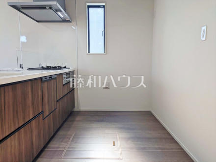 10号棟　キッチン　【富士見市大字水子】
夫婦そろってキッチンに立っても調理がしやすい余裕の広さ。食器類もすっきりと片付く収納力。家事をしながら会話も弾みます。　／撮影日2024/09/02