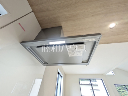 3号棟　レンジフード　【武蔵野市桜堤３丁目】　お手入れのしやすいレンジフードは見た目もスッキリしていて、料理時の油煙やニオイを効率的に外に出せます／撮影日2024/09/27