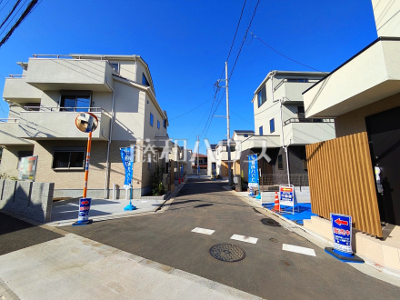 接道状況および現場風景　【三鷹市北野３丁目】同時期に生活をスタートさせるご家族の多い分譲地は、困ったときも心強い存在になりそうですね！／撮影日2025/04/14