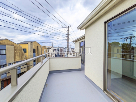 1号棟　バルコニー　【三鷹市北野３丁目】
南向きのバルコニーは日差しもたっぷり注ぎ、お洗濯物もよく乾きます。　／撮影日2025/04/07