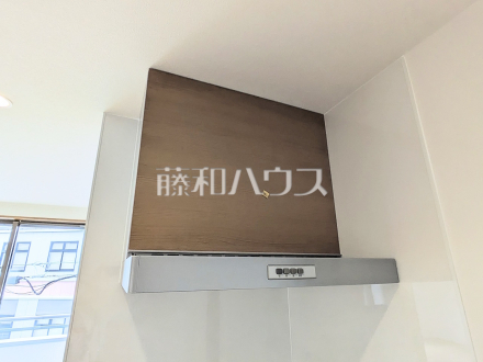 1号棟　レンジフード　【三鷹市北野３丁目】　 お手入れのしやすいレンジフードは見た目もスッキリしていて、料理時の油煙やニオイを効率的に外に出せます。 ／撮影日2025/04/07