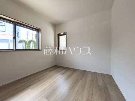 1号棟　居室　【三鷹市北野３丁目】
幼い頃のたくさんの想い出が詰まった実家の部屋。それは特別な場所としていつまでも心に残っています。いつかこの部屋が子供たちにとってのそのような場所になるのかな？　／撮影日2025/04/07
