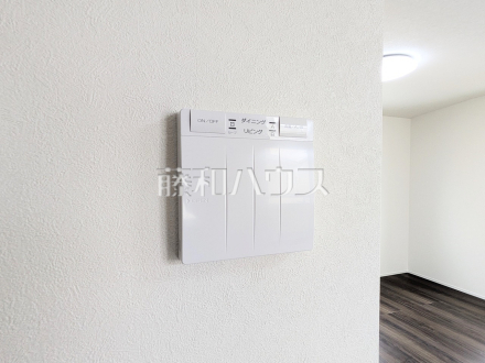 2号棟　床暖房リモコン　【三鷹市北野３丁目】　埃を巻き上げにくく、心地よい温かさで快適に過ごせる床暖房
／撮影日2025/05/04