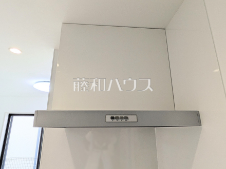 4号棟　レンジフード　【三鷹市北野３丁目】　お手入れのしやすいレンジフードは見た目もスッキリしていて、料理時の油煙やニオイを効率的に外に出せます。／撮影日2025/01/18