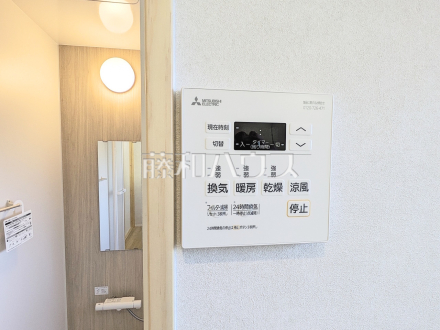 5号棟　浴室換気乾燥機スイッチ　【三鷹市北野３丁目】　 浴室換気乾燥機を使用すると浴室がジメジメしないので、お掃除が楽になるというメリットもございます！ ／撮影日2025/01/18