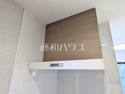 5号棟　レンジフード　【三鷹市北野３丁目】　 お手入れのしやすいレンジフードは見た目もスッキリしていて、料理時の油煙やニオイを効率的に外に出せます。 ／撮影日2025/01/18