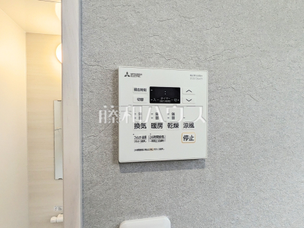 6号棟　浴室換気乾燥機スイッチ　【三鷹市北野３丁目】　換気機能によってバスルーム内のカビの発生を抑制できます。夜間や雨天時の洗濯物の乾燥に便利な乾燥機能も装備。／撮影日2025/02/17
