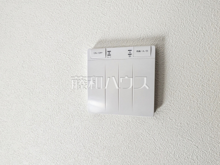 6号棟　床暖房スイッチ　【三鷹市北野３丁目】　 乾燥しすぎず、埃も舞わずハウスダストが少ないクリーンな室内をキープする床暖房 ／撮影日2025/02/17