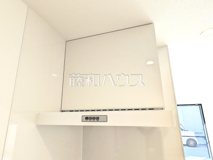6号棟　レンジフード　【三鷹市北野３丁目】　お手入れのしやすいレンジフードは見た目もスッキリしていて、料理時の油煙やニオイを効率的に外に出せます。／撮影日2025/02/17