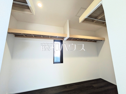 A号棟　ウォークインクローゼット　収納量ばっちりのウォークインクローゼット！この機会に古い家具とはお別れできるかも！？　【三鷹市北野３丁目】／撮影日2025/02/17