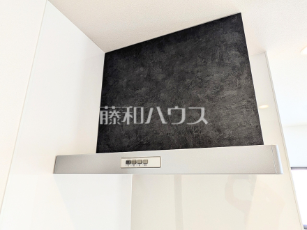 A号棟　レンジフード　【三鷹市北野３丁目】　 お手入れのしやすいレンジフードは見た目もスッキリしていて、料理時の油煙やニオイを効率的に外に出せます。 ／撮影日2025/02/17