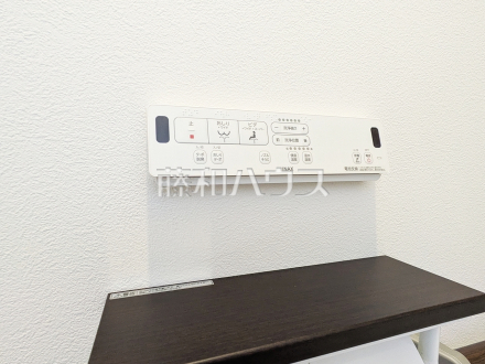 A号棟　ウォシュレットスイッチ　【三鷹市北野３丁目】　ウォシュレット付きトイレ！リビング・お風呂に続いて意外と癒しの空間かも！？／撮影日2025/02/17