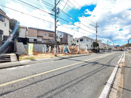 接道状況および現場風景　【日野市三沢３丁目】駅周辺には、スーパー・ドラッグストア・本屋など便利な施設が充実！／撮影日2025/03/17