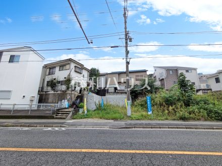 接道状況および現場風景　【日野市三沢３丁目】
前面道路は約18mと広いですが、
しっかりと歩道がありますので歩行者も安心して通れます。／撮影日2024/10/06