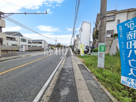 接道状況および現場風景　【日野市三沢３丁目】
駅からの道のりは、ほぼ大通りを通ります。
ひと気が少ない道を歩かなくてすむため、帰宅が遅い時も安心です。／撮影日2024/10/06