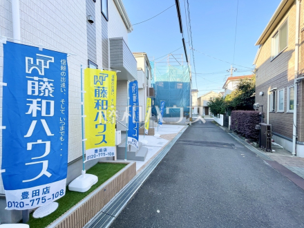 接道状況および現場風景　【日野市大坂上３丁目】
JR中央線「日野」駅 徒歩11分。この恵まれたロケーションによる幸福感は、毎朝の通勤時にしっかりと感じられるのではないでしょうか。／撮影日2024/10/13