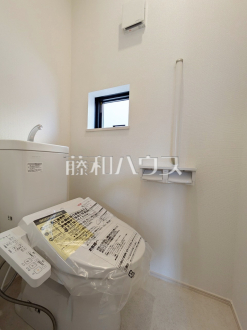2号棟　トイレ　【日野市大坂上３丁目】
各階にトイレがあると、階段の上り下りをせずに済むため就寝時なども便利です。／撮影日2024/10/14