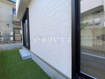 2号棟　庭　【日野市大坂上３丁目】
庭があることで遮るものが少なく、光や空気を取り込むことができます。また植物を置き、四季を感じる場所を手にすることができます。／撮影日2024/11/30