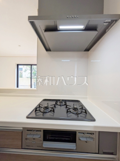 2号棟　キッチン　【日野市大坂上３丁目】
フラットな表面で汚れも拭きとりやすく、お掃除が簡単な3口ガラストップコンロ／撮影日2024/10/14