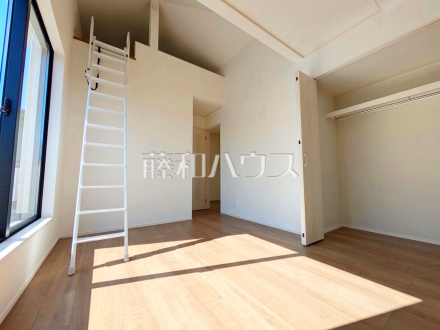 2号棟　居室　【日野市大坂上３丁目】
約6.5帖の居室は、さまざまな用途に利用できるロフトつき。／撮影日2024/10/14