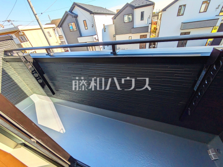 9号棟　バルコニー　【府中市四谷４丁目】
南向きのバルコニーは日差しもたっぷり注ぎ、お洗濯物もよく乾きます。　／撮影日2024/11/08
