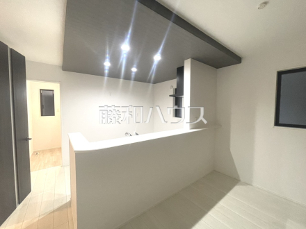 2号棟　キッチン～夜間撮影～　【新座市西堀２丁目】
ご家族の様子がわかり、会話も楽しめる対面式システムキッチン　／撮影日2025/06/13
