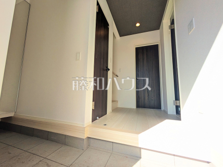 2号棟　玄関　【新座市西堀２丁目】／撮影日2024/11/03