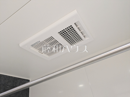 2号棟　冷暖房・空調設備　【新座市西堀２丁目】　換気機能によってバスルーム内のカビの発生を抑制できます。夜間や雨天時の洗濯物の乾燥に便利な乾燥機能も装備。／撮影日2024/11/03