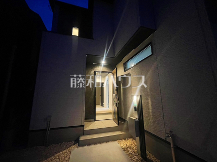 2号棟　玄関(夜景)　【新座市西堀２丁目】／撮影日2025/06/13