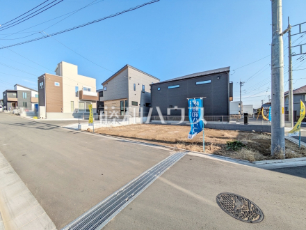 現場風景　【昭島市緑町２丁目】 5ｍ道路面につき車の出し入れも楽々です。 ／撮影日2025/01/23