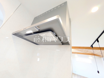 2号棟　レンジフード　【昭島市緑町２丁目】
　お手入れのしやすいレンジフードは見た目もスッキリしていて、料理時の油煙やニオイを効率的に外に出せます。　／撮影日2025/01/23