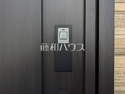 15号棟　カードキー(玄関)　【昭島市緑町２丁目】　センサーに近づけるだけワンタッチで施錠・開錠が出来るので、暗がりの中で鍵穴を探すこともなく、携帯しやすい薄型カードタイプのロックキーは防犯面にも優れております。　／撮影日2025/02/10