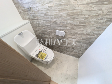 15号棟　トイレ　【昭島市緑町２丁目】
各階にトイレを設けておりますので、朝の忙しい時間などトイレの取り合いで喧嘩になることも少なそうですね。　／撮影日2025/02/10