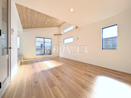 15号棟　リビング　【昭島市緑町２丁目】
家族が揃って食事できるゆとりある大きさのLDK約18帖　／撮影日2025/02/10