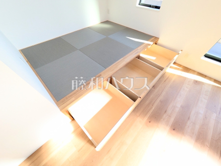 15号棟　畳　【昭島市緑町２丁目】
タタミコーナーは、お洗濯物を畳んだりアイロンをかけたり等、座っての作業にも便利な空間です。　／撮影日2025/02/10