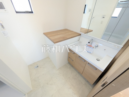 15号棟　洗面室　【昭島市緑町２丁目】
三面鏡付きの洗面台。鏡の裏にも収納があり、歯ブラシや化粧品等もすっきり収納できます。　／撮影日2025/02/10