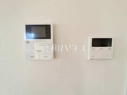 17号棟　TVモニター付きインターホン・浴室給湯スイッチ　【昭島市緑町２丁目】　TVモニター付きインターホンのため訪問者がひと目で分かります。
追焚機能付で時間差入浴もOK ／撮影日2024/11/29