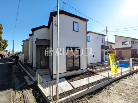 現場風景　【府中市住吉町３丁目】利便性と、思わず深呼吸したくなる大きな空、色彩豊かな木々。この街が育んだ豊かな情景を楽しみ過ごす時が心地よいものとなるでしょう。 　／撮影日2024/11/28