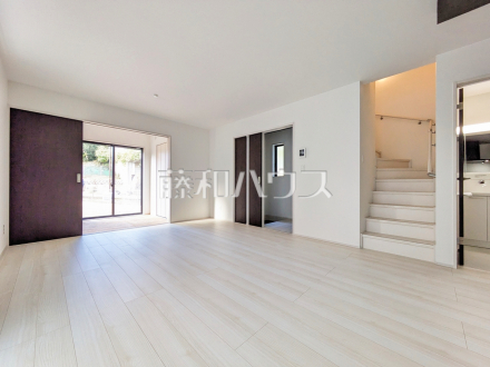２号棟　リビング　【府中市住吉町３丁目】
リビングイン階段で自然と家族が集う憩の空間になります。／撮影日2024/11/11