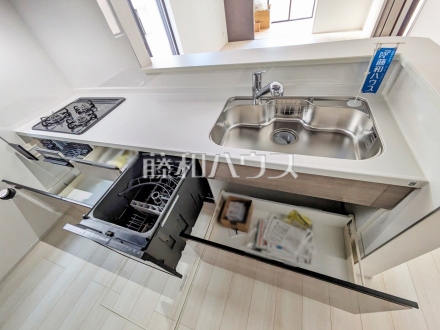 2号棟　キッチン　【府中市住吉町３丁目】
収納力豊富なスライド収納付きシステムキッチン。大きな鍋やフライパンの出し入れもスムーズです。　／撮影日2024/11/11