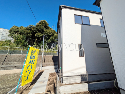 2号棟　外観　【府中市住吉町３丁目】
モノトーンを中心とした配色の現代的なデザイン。直線的ですっきりとしたスクエアなデザインが、お客様のお住まいを都会的に印象づけます。　／撮影日2024/11/24