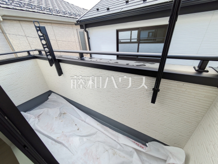 2号棟　バルコニー　【府中市住吉町３丁目】
居室から直接バルコニーへ出られる為、晴れた日は布団を干すことができます。　／撮影日2024/11/11