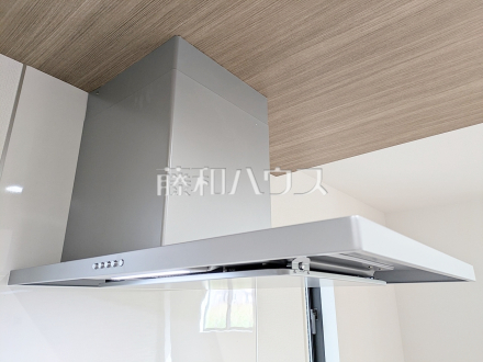 5号棟　レンジフード　【和光市南１丁目】　 お手入れのしやすいレンジフードは見た目もスッキリしていて、料理時の油煙やニオイを効率的に外に出せます。 ／撮影日2024/10/31