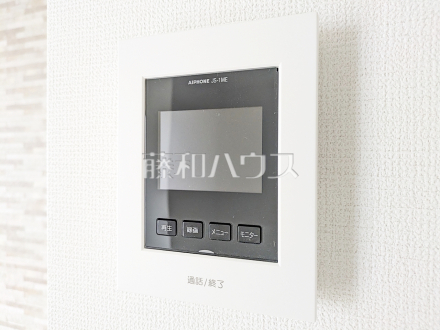 ５号棟　　防犯に役立つTVモニター付インターフォン　　TVモニター付きインターホンのため訪問者がひと目で分かります　／撮影日2024/10/31