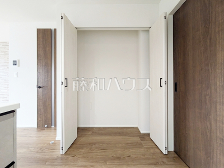 5号棟　キッチン横に大型パントリーを設けましたので、食品庫としてだけでなく、使用頻度の少ない食器類なども収納できます。【和光市南１丁目】／撮影日2024/10/31