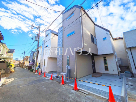 接道状況および現場風景　【国分寺市東恋ヶ窪４丁目】モノトーンを中心とした配色の現代的なデザイン。直線的ですっきりとしたスクエアなデザインが、お客様のお住まいを都会的に印象づけます。／撮影日2025/01/04
