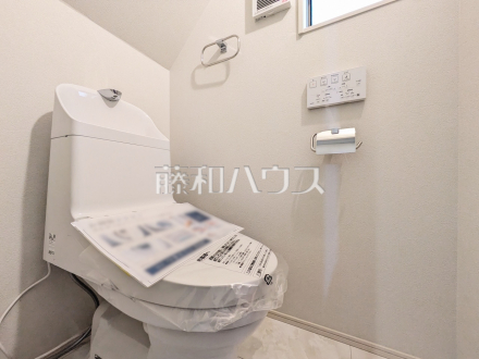 A号棟　トイレ　【国分寺市東恋ヶ窪４丁目】水で汚れを落とすことで紙の使用量を削減できる温水洗浄便座。感染症の予防だけでなく、トイレのつまりも予防してくれます。／撮影日2025/02/14