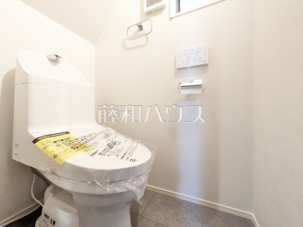 B号棟　トイレ　【国分寺市東恋ヶ窪４丁目】水で汚れを落とすことで紙の使用量を削減できる温水洗浄便座。感染症の予防だけでなく、トイレのつまりも予防してくれます。／撮影日2024/12/20